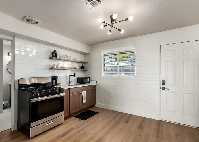Apartment #7 Midtown Modern Hideaway Cool 1br Fast Wifi